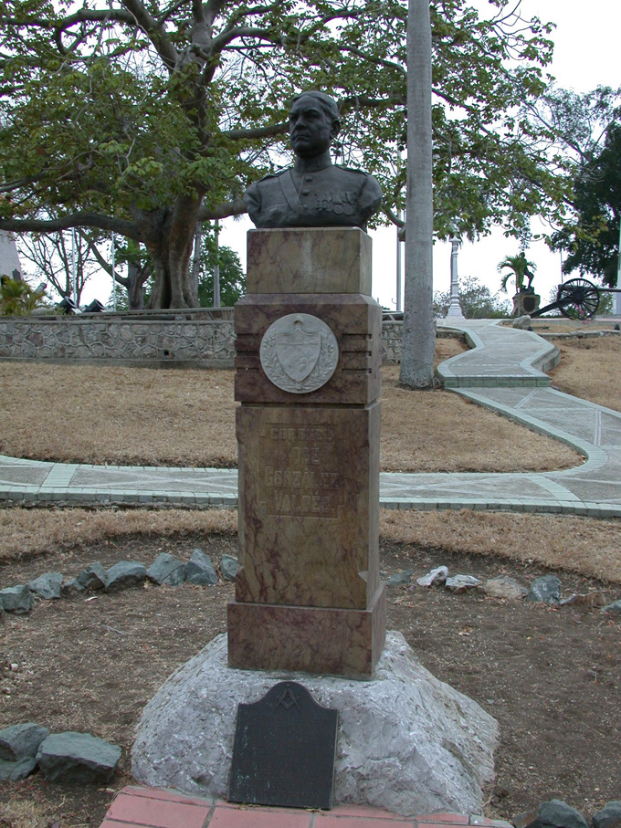 Monument to builder of San Juan Hill park